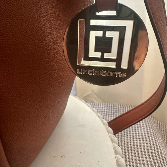 Liz Claiborne
Liz Claiborne purse - color is cognac New without tags - Picture 4 of 4